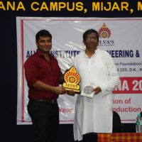 Dr. A.P. Bhat explaining crystal structures and applications in optoelectronics during Alva’s Agamana at Alva’s Institute of Engineering and Technology